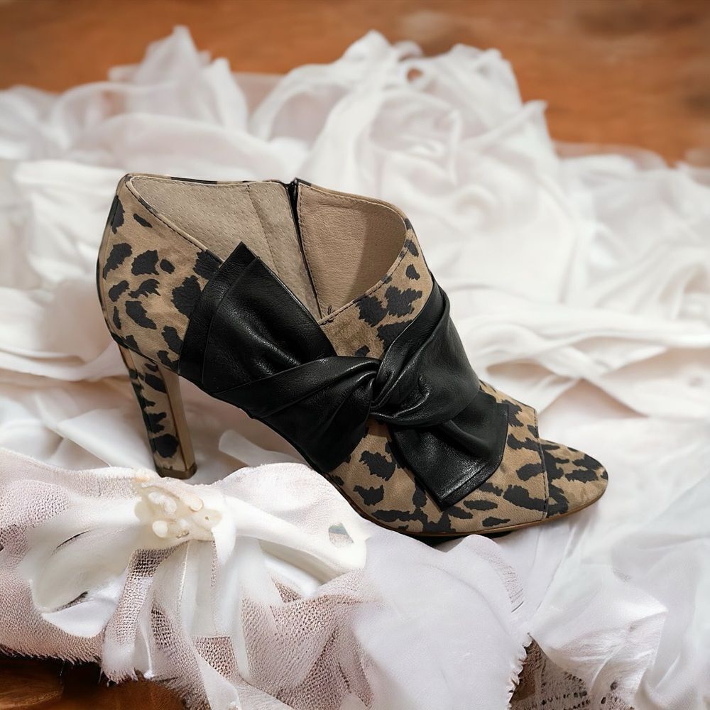 NIB Louise et Cie Animal Print Idola Leather Bow short bootie -- US 9.5 M/EU 41